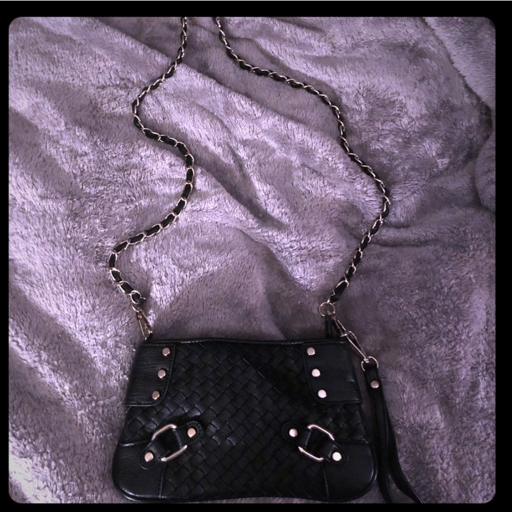 Small black bag with gold chain Perfect condition